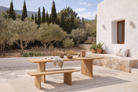 Mesa de comedor exterior de roble con banco a juego en terraza mediterránea de finca en Mallorca rodeada de olivos y materiales Mesa de comedor exterior de roble con banco a juego en terraza mediterránea de finca en Mallorca rodeada de olivos y materiales
