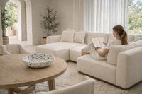 Heller mediterraner Wohnbereich auf Mallorca mit natürlichen Materialien, neutralen Farben und ruhiger, organischer Atmosphäre Heller mediterraner Wohnbereich auf Mallorca mit natürlichen Materialien, neutralen Farben und ruhiger, organischer Atmosphäre