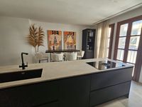 Cocina moderna con mesa bar